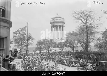 Dekorationstag 1917, Foto zeigt die Feierlichkeiten zum Memorial Day auf der Fifth Avenue, am Soldiers' and Sailors' Monument in Riverside Park, New York City, 30. Mai 1917, 1917, Glasnegative, 1 negativ: Glas Stockfoto