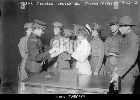 Major Connell geimpft eine 71 der dreihundert Frauen des Women's Motor Corps der National League for Women's Service mit dem Serum für Typhus in der 71. Regiment Armory, New York City, am 29. Mai. 1917 während des Ersten Weltkriegs, 29. Mai 1917, 1914-1918, Glasnegative, 1 negativ: Glas Stockfoto