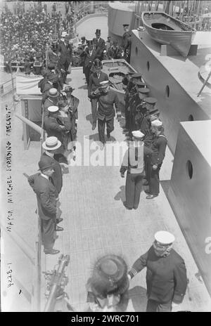 Bürgermeister Mitchel, der REKRUTEN besteigt, Foto zeigt den New Yorker Bürgermeister John Purroy Mitchel (1879–1918), der an Bord der U.S.S. Recruit einsteigt, einem gefälschten Schlachtschiff, das von der Navy am Union Square gebaut wurde, um Seeleute zu rekrutieren und Liberty Bonds während des Ersten Weltkriegs zu verkaufen Das Foto wurde am Memorial Day, 30. Mai 1917, dem Tag des 'Starts' des Schiffes, 1917. Mai 30, Weltkrieg, 1914-1918, Glasnegative, 1 negativ: Glas Stockfoto