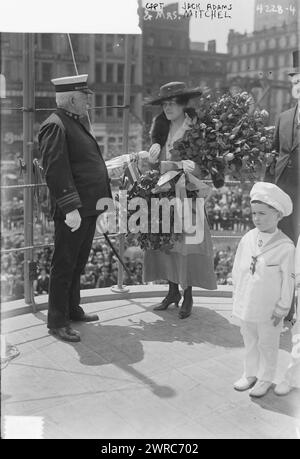 Captain und Mrs. Mitchel, Jack Adams, Foto zeigt Captain Charles Albert Adams (1846–1929), einen US-Marineoffizier, der als Kommandeur der USS Recruit diente, einem hölzernen Modell eines Schlachtschiffs, das auf dem Union Square gebaut wurde. New York City durch die Navy, um Seeleute zu rekrutieren und Liberty Bonds während des Ersten Weltkriegs zu verkaufen Mit Adams sind Mrs. Olive Mitchel, Ehefrau des New Yorker Bürgermeisters John Purroy Mitchel (1879–1918) und ein Kind, Jack Adams. Das Foto wurde am Memorial Day, 30. Mai 1917, dem Tag des „Starts“ des Schiffes, 1917. Mai 31 (Datum, das später von Bain erstellt oder veröffentlicht wurde), 1914-1918 aufgenommen Stockfoto