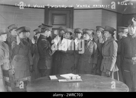 Colonel J.H. Wells schwört in Frau Motorist, Foto zeigt Frauen im Motorcorps der National League of Women's Service, die am 29. Mai 1917 während des Ersten Weltkriegs im 71. Regiment Armory in New York City den Treueid ablegen Der Verwalter des Eid ist wahrscheinlich Major Connell, und nicht Colonel J.H. Wells, wie in der Bildunterschrift erwähnt., 1917. Mai 29, World war, 1914-1918, Glass negative, 1 negativ: Glas Stockfoto