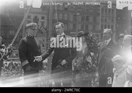 ADM. Usher & Mayor Mitchel, Foto: New Yorker Bürgermeister John Purroy Mitchel (1879–1918), der am 30. Mai 1917 die Rekrutierung der USA an Admiral Usher übergab. Die Recruit war ein gefälschtes Schlachtschiff, das von der Navy am Union Square gebaut wurde, um Seeleute zu rekrutieren und Liberty Bonds während des Ersten Weltkriegs zu verkaufen Das Foto wurde am Memorial Day, 30. Mai 1917, dem Tag des 'Starts' des Schiffes, 1917. Mai 30, Weltkrieg, 1914-1918, Glasnegative, 1 negativ: Glas Stockfoto