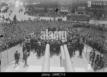 Auf RECRUIT zeigt das Foto einen Blick von der U.S.S. Recruit, einem gefälschten Schlachtschiff, das von der Navy auf dem Union Square gebaut wurde, um Seeleute zu rekrutieren und Liberty Bonds während des Ersten Weltkriegs zu verkaufen Das Foto wurde am Memorial Day, 30. Mai 1917, dem Tag des 'Starts' des Schiffes, 1917. Mai 30, Weltkrieg, 1914-1918, Glasnegative, 1 negativ: Glas Stockfoto