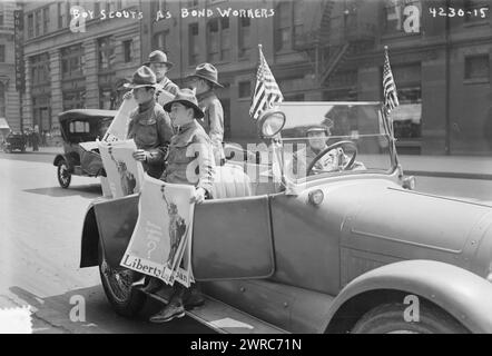 Das Foto zeigt eine Gruppe von Pfadfindern, die der Frauenabteilung des Liberty Loan Committee bei der Suche nach Abonnements für das Liberty Loan Program im Juni 1917 während des Ersten Weltkriegs halfen Jungs halten Freiheitskreditplakate. 1917, Weltkrieg, 1914-1918, Glasnegative. 1 negativ: Glas Stockfoto