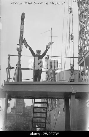 Junior Naval Scout auf RECRUIT, Foto zeigt eine Junior Naval Recruit Semaphore Flagge, die auf der U.S.S. Recruit signalisiert, einem gefälschten Schlachtschiff, das von der Navy auf dem Union Square gebaut wurde, um Seeleute zu rekrutieren und Liberty Bonds während des Ersten Weltkrieges zu verkaufen, 1917, 1914-1918, Glass negative, 1 negativ: Glas Stockfoto