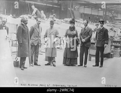 King & Queen Mary in der Flugzeugfabrik, Foto zeigt König George V. und Königin Mary, die während des Ersten Weltkriegs die Canbury Park Road Flugzeugfabrik von Kingston Aviation besuchen, 19. April 1917, Glass negative, 1 negative: Glass Stockfoto