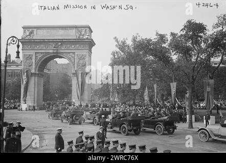 Italienische Mission in Wash'n Square. Das Foto zeigt Prinz Ferdinando von Udine, Leiter der italienischen Kriegskommission in den Vereinigten Staaten, auf dem Washington Square, New York City, um einen Kranz auf die Statue von Giuseppe Garibaldi zu legen, 21. Juni 1917, 21. Juni 1917, Glasnegative, 1 negativ: Glas Stockfoto