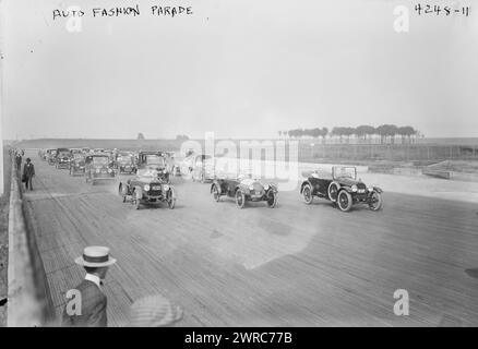 Auto Fashion Parade, Foto zeigt die Automobil-Modenschau, die am 23. Juni 1917 auf dem Sheepshead Bay Speedway in New York City stattfindet. Die Veranstaltung war eine Spendenaktion im Auftrag des Actors' Fund of America., 23. Juni 1917, Glass negative, 1 negative: Glass Stockfoto