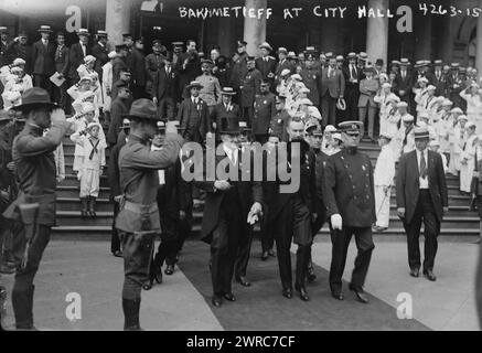 Bakhmetieff, d. h. Bakmetieff im Rathaus, das Foto zeigt Boris Alexandrowitsch Bakhmeteff (1880–1951), der als russischer Provisorischer Regierungsbotschafter in den Vereinigten Staaten (linke Front) mit New Yorker Bürgermeister John Purroy Mitchel (1879–1918) (Mitte vorne) und New Yorker polizeikommissar Oberst Arthur Hale Woods (1870–1942) (rechts) diente. Bakmeteff war Mitglied der Russischen Kriegskommission für die Vereinigten Staaten im Juli 1917., 1917. Juli, Glass negative, 1 negative: Glass Stockfoto