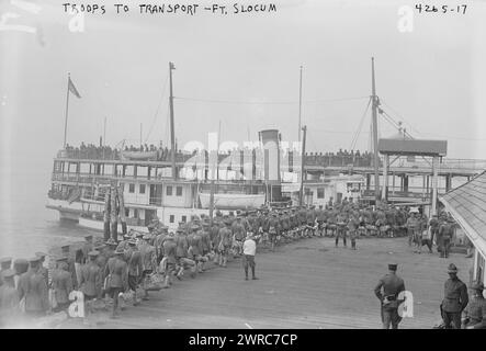 Truppen zu transportieren, ft. Slocum, das Foto zeigt amerikanische Soldaten, die auf ein Boot steigen und Fort Slocum verlassen, einen Militärposten auf Davids' Island, New Rochelle, New York. Fort Slocum diente als große Rekrutierungsstation im Ersten Weltkrieg, 1917, Glass negative, 1 negative: Glass Stockfoto