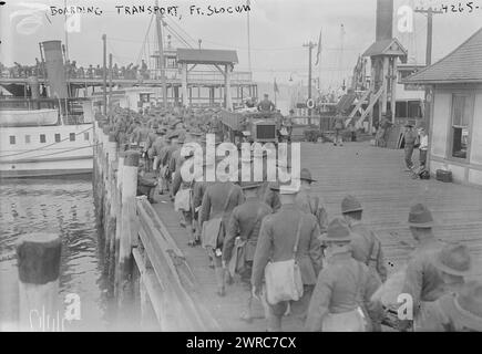 Boarding Transport, ft. Slocum, das Foto zeigt amerikanische Soldaten, die auf ein Boot steigen, das Fort Slocum verlässt, einen Militärposten auf Davids' Island, New Rochelle, New York. Fort Slocum diente während des Ersten Weltkriegs, 1917, 1914–1918, Glass negative, 1 negativ: Glas Stockfoto