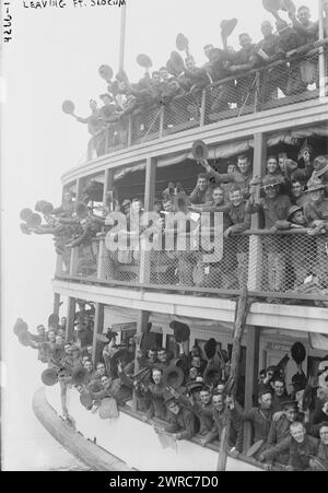 Verlassen Von Ft. Slocum, Foto zeigt amerikanische Soldaten auf einem Boot, die Fort Slocum verlassen, einen Militärposten auf Davids' Island, New Rochelle, New York. Fort Slocum diente während des Ersten Weltkriegs, 1917, 1914–1918, Glass negative, 1 negativ: Glas Stockfoto