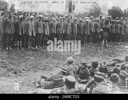 Deutsche Gefangene stehen zur Untersuchung, Foto zeigt deutsche Gefangene aufgenommen während der Schlacht von Messines, 8. Juni 1917 während des Ersten Weltkrieges, 1917. Juni 8, Weltkrieg 1914-1918, Glasnegative, 1 negativ: Glas Stockfoto