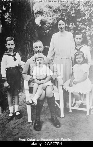 Oscar von Deutschland & Familie, Foto zeigt Prinz Oskar von Preußen (1888–1958) mit seiner Frau Gräfin Ina Marie von Bassewitz (1888–1973) und ihren Kindern: Prinz Oskar (1915–1939), Prinz Burchard (1917–1988), Prinzessin Herzeleide (1918–1989); Prinz Wilhelm Karl (1922–2007)., 1927, Glasnegative, 1 negativ: Glas Stockfoto