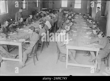 Wireless, Pratt Institute, Foto zeigt Mitglieder des US Army Signal Corps in Telegrafenausbildung am Pratt Institute, Brooklyn, New York während des Ersten Weltkriegs, 1917. Oktober, Weltkrieg, 1914-1918, Glass negative, 1 negativ: Glas Stockfoto