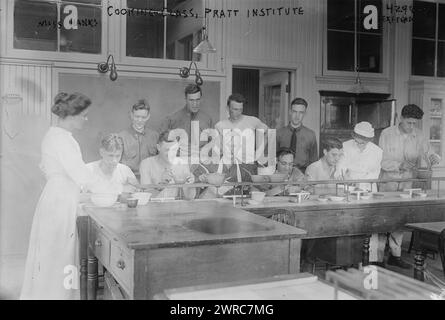 Kochkurs, Pratt Institute, Miss Hanks, d. h. Hannko, Miss Kierstead, Foto zeigt Kochkurs für Männer am Pratt Institute, Brooklyn, New York, mit Miss Emma Hanko und Miss Gladys Kierstead. Das Foto zeigt einen Kochkurs für Männer am Pratt-Institut während des Ersten Weltkriegs, 13. August 1917, 1914-1918, Glasnegative, 1 negativ: Glas Stockfoto