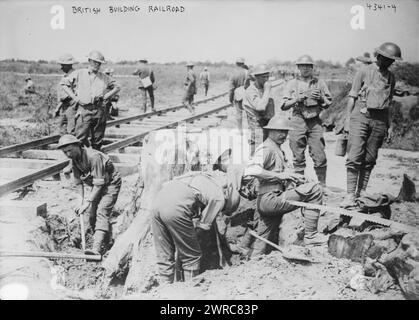 Britische Baubahn, Foto zeigt britische Soldaten, die eine Stadtbahnlinie in der Nähe von Boesinghe (Belgien) legen, 28. Juli 1917 während der Schlacht von Passchendaele (3. Schlacht von Ypern) während des Ersten Weltkrieges, 28. Juli 1917, Weltkrieg, 1914–1918, Glasnegative, 1 negativ: Glas Stockfoto