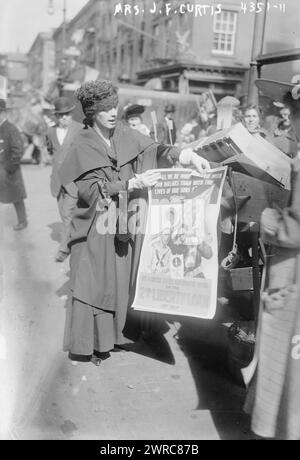 Mrs. J. F. Curtis, Foto zeigt Mrs. James F. Curtis, (die ehemalige Laura Beatrice Merriam) Ehefrau von James F. Curtis, einem stellvertretenden Sekretär im Finanzministerium; hält ein Poster für den 2. Freiheitskredit von 1917 während des Ersten Weltkriegs Hinter ihr rechts ist eine Italienerin, die drei Söhne hatte, die in Europa kämpften. 1917. Oktober, Weltkrieg, 1914-1918. 1 negativ: Glas Stockfoto