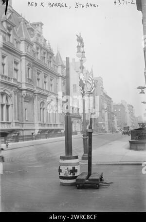 Red Cross Barrel, 5th Ave., Foto zeigt ein Red Cross Barrel an der Ecke E. 65th Street und 5th Avenue, mit Blick nach Osten von der 5th Avenue. Auf der linken Seite befindet sich das Herrenhaus von John Jacob Astor IV (1864–1912), auch bekannt als Mrs. William B. Astor House an der 840 Fifth Avenue., zwischen ca. 1915 und ca. 1920, Glasnegative, 1 negativ: Glas Stockfoto