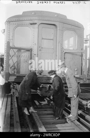 Brooklyn U-Bahn-Wachen, Foto zeigt weibliche U-Bahn-Wachen und einen Dirigenten (?) Blick auf einen Eisenbahnwagen auf der Linie der Brooklyn Rapid Transit Company (BRT), 24. Oktober 1917, Glasnegative, 1 negativ: Glas Stockfoto