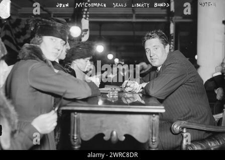 John McCormack verkauft Liberty Bonds, Foto zeigt den irisch-amerikanischen Tenorsänger John McCormack (1884-1945), der an einem Tisch sitzt und während des Ersten Weltkriegs Liberty Bonds an Menschen verkauft, 1917 oder 1918, des Weltkriegs, 1914-1918, Glasnegative, 1 negativ: Glas Stockfoto