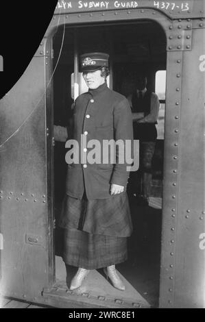 ...lyn, d. h., Brooklyn U-Bahn-Wachen, Foto zeigt eine weibliche U-Bahn-Wache auf der Linie der Brooklyn Rapid Transit Company (BRT) zwischen ca. 1915 und ca. 1920, Glasnegative, 1 negativ: Glas Stockfoto