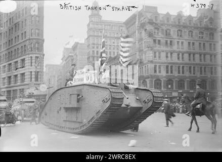 Das Foto zeigt den britischen Mark IV Panzer Britannia, der nach New York City gebracht wurde, wo er in Liberty umbenannt wurde und zur Ausstellung gestellt wurde, um Kriegsanleihen zu verkaufen. Sie ist während des Ersten Weltkriegs an der Liberty Loan Parade in New York City am 25. Oktober 1917 dargestellt Die Liberty befindet sich derzeit im U.S. Army Ordnance Museum auf dem Aberdeen Proving Ground, Maryland., 25. Oktober 1917, World war, 1914-1918, Glasnegative, 1 negativ: Glas Stockfoto