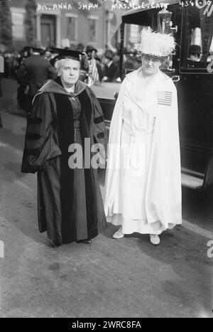 Dr. Anna Shaw, Mrs. C. Catt, Foto zeigt Dr. Anna Howard Shaw und Carrie Chapman Catt, Führungspersönlichkeiten der Frauenwahlrechtsbewegung, bei der Wahlrechtsparade in New York City, 27. Oktober 1917. 27. Oktober 1917, Glasnegative, 1 negativ: Glas Stockfoto