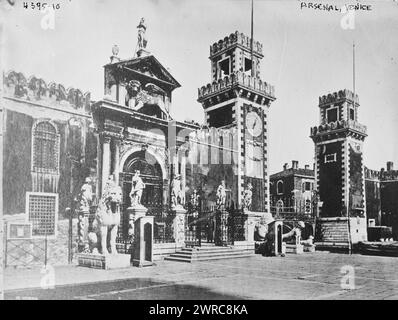 Arsenal, Venedig, Foto zeigt das venezianische Arsenal (Arsenale di Venezia), ein Gebäudekomplex mit ehemaligen Werften und Rüstungen in Venedig, Italien., zwischen ca. 1915 und ca. 1920, Venedig, Glas-negative, 1 negativ: Glas Stockfoto