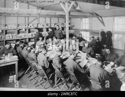 Soldat Records, Camp Upton, Foto zeigt Soldaten, die Personalakten in Camp Upton, Yaphank, Long Island, New York State, sortieren und organisieren., 1917 oder 1918. Weltkrieg, 1914-1918, Glasnegative, 1 negativ: Glas Stockfoto