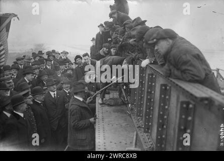 Beginn des ersten Schiffes, Newark Yards, Foto zeigt Mr. John Hunter vom United States Shipping Board, der einen Nieten fährt, während Mr. Henry R. Sutphen, Vizepräsident der Submarine Boat Corporation, hinter ihm auf der Newark Bay Shipyard in Kearny, New Jersey steht. Die Männer nahmen an einer Zeremonie am 20. Dezember 1917 Teil, bei der der erste Niet in das „erste standardisierte Stahlschiff aller Zeiten“ gefahren wurde. 1915 und ca. 1920, Glasnegative, 1 negativ: Glas Stockfoto