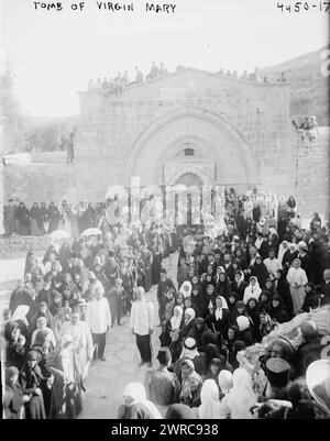 Grab der Jungfrau Maria, Foto zeigt das Grab der Jungfrau Maria (Kirche des Grabes der Heiligen Maria) im Kidron-Tal, am Fuße des Ölbergs, Jerusalem. Griechisch-orthodoxe Geistliche und andere versammeln sich an der Vorderseite des Grabes, zwischen ca. 1915 und ca. 1920, Glasnegative, 1 negativ: Glas Stockfoto