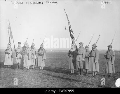 Lufberry am Guynemer Memorial, Foto zeigt Kampfflugzeuge Gervais Raoul Lufbery (1885–1918), der während des Ersten Weltkriegs in der französischen Luftwaffe und im US-Army Air Service diente Er besucht eine Gedenkstätte für den Jagdpilot Georges Guynemer (1894–1917)., 1917 oder 1918, Weltkrieg, 1914–1918, Glass negative, 1 negativ: Glas Stockfoto