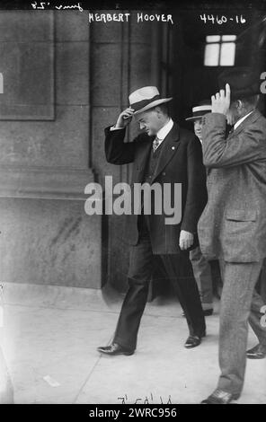 Herbert Hoover, Foto zeigt Herbert Hoover (1874–1964), Direktor der US-amerikanischen Lebensmittelbehörde während des Ersten Weltkriegs, auf der Straße in New York City., 1918. September? 24, Glasnegative, 1 negativ: Glas Stockfoto