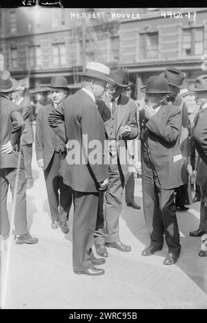 Herbert Hoover, Foto zeigt Herbert Hoover (1874–1964), Direktor der US-amerikanischen Lebensmittelbehörde während des Ersten Weltkriegs, auf der Straße in New York City., 1918. September? 24, Glasnegative, 1 negativ: Glas Stockfoto