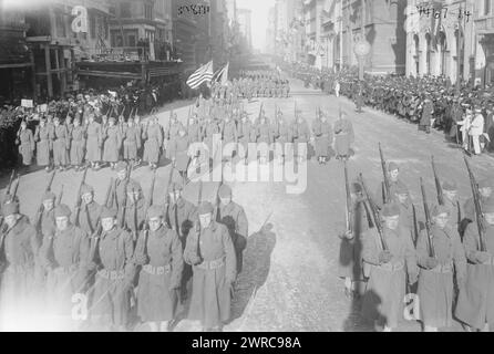 308., Foto zeigt die 308. Infanterie auf der Parade entlang der Fifth Avenue am 4. Februar 1918, vorbei am Rezensionsstand in der New York Public Library auf dem Weg zu den Truppenzügen, die die Soldaten während des Ersten Weltkriegs nach Europa transportierten, 4. Februar 1918, Glass negative, 1 negative: Glass Stockfoto