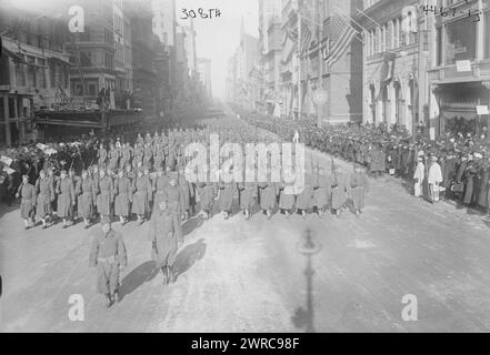 308., Foto zeigt die 308. Infanterie, die am 4. Februar 1918 auf der Fifth Avenue parade ist, vorbei am Rezensionsstand in der New York Public Library auf dem Weg zu den Truppenzügen, die die Soldaten nach Europa während des Ersten Weltkriegs transportierten, 1918. Februar, 4. Weltkrieg, 1914-1918, Glasnegative, 1 negativ: Glas Stockfoto