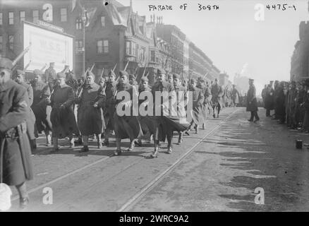 Parade of 308th, Foto zeigt die 308th Infantry auf Parade entlang der Fifth Avenue am 4. Februar 1918, vorbei am Rezensionsstand in der New York Public Library auf dem Weg zu den Truppenzügen, die die Soldaten nach Europa während des Ersten Weltkriegs transportierten, 1918 Feb. 4, Weltkrieg, 1914-1918, Glasnegative, 1 negativ: Glas Stockfoto