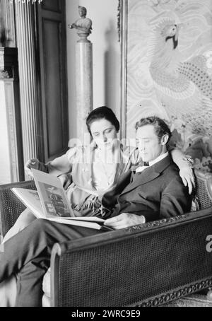 Farrar & Lou Tellegen, Foto zeigt die amerikanische Sopransängerin Geraldine Farrar (1882–1967) mit ihrem Ehemann, Schauspieler und Drehbuchautor Lou Tellegen (1881–1934)., zwischen 1916 und ca. 1920, Glasnegative, 1 negativ: Glas Stockfoto