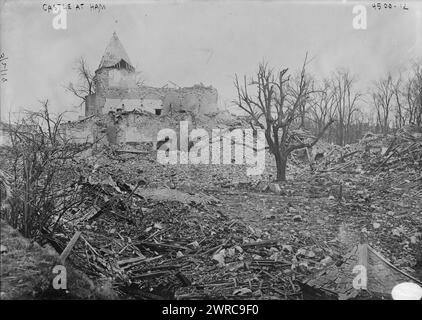 Schloss in Ham, Foto zeigt die Château de Ham (forteresse de Ham), eine Burg in Ham, Département Somme, Frankreich, die von den deutschen Truppen am 19. März 1917 während des Ersten Weltkriegs Dynamit, 1918. März 2, Weltkrieg, 1914–1918, Glasnegative, 1 negativ: Glas Stockfoto