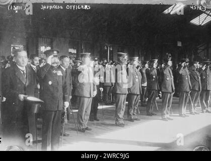 Japanische Offiziere, Foto zeigt links Viscount Ishii Kikujirō (1866–1945), ein japanischer Diplomat, der von 1915 bis 1916 Minister für auswärtige Angelegenheiten Japans, Sondergesandter in den Vereinigten Staaten (1917–1918) und US-Botschafter von 1918 bis 1919 war., zwischen ca. 1915 und ca. 1920, Glasnegative, 1 negativ: Glas Stockfoto