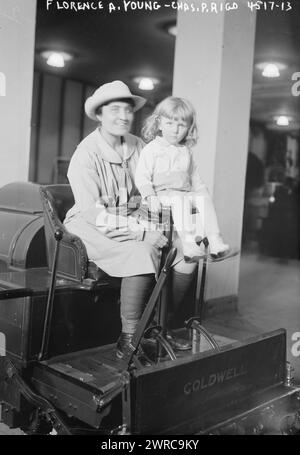 Florence A. Young & Chas. P. Rigo, Foto zeigt Florence A. Young, die ein Motorradkorps organisierte, um Frauen für Notfahrten während des Ersten Weltkriegs zu trainieren, auf einem Coldwell-Mäher sitzend, möglicherweise auf der International Flower Show, im Grand Central Palace, New York City, März 1918., 1918? März, Glas-negative, 1 negativ: Glas Stockfoto