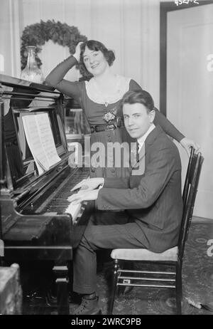 Fitziu, Foto zeigt Anna Fitziu (1887–1967), eine amerikanische Sopransängerin, möglicherweise mit Henry Kimball Hadley am Klavier., zwischen ca. 1915 und ca. 1920, Glasnegative, 1 negativ: Glas Stockfoto