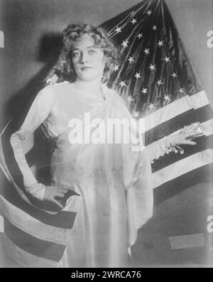 Marion Davies, Foto zeigt die Schauspielerin Marion Davies (1897–1961) vor einer amerikanischen Flagge. 1915 und ca. 1920, Glasnegative, 1 negativ: Glas Stockfoto