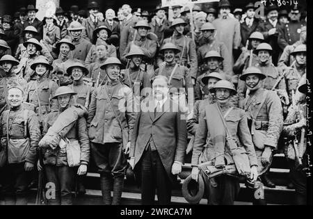 Hylan Liberty Parade Pershing Vets, Foto zeigt New Yorks Bürgermeister John Francis Hylan (1868–1936) mit Veteranen aus dem Ersten Weltkrieg („Pershing's Men“), die zur Unterstützung der Liberty Loan Drive zwischen CA. 1915 und ca. 1920, Weltkrieg, 1914-1918, Glasnegative, 1 negativ: Glas Stockfoto