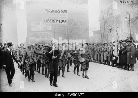 Pershing Veterans, Foto zeigt Veteranen des Ersten Weltkriegs ('Pershing's Men'), die zur Unterstützung der Liberty Loan Fahrt zum New Yorker Rathaus marschieren, das offiziell von Bürgermeister Hylan, 1918, Weltkrieg, 1914-1918, Glass negative, 1 negativ: Glas Stockfoto