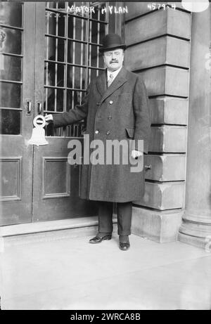 Bürgermeister Hylan, Foto zeigt New Yorks Bürgermeister John Francis Hylan (1868–1936) mit Werbung für Staatsanleihen aus dem Dritten Liberty Loan als Freiheitsglocke, die an einem Türknauf hängt. 1915 und ca. 1920, Weltkrieg, 1914-1918, Glasnegative, 1 negativ: Glas Stockfoto