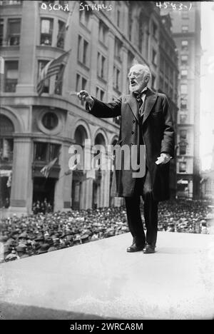 Oscar Straus, Foto zeigt Oscar Solomon Straus (1850–1926), ehemaliger US-Handelsminister und Arbeitsminister, der bei einer Freiheitsanleihe aus dem Ersten Weltkrieg vor der Federal Hall, Wall Street, New York City, am 1918. Mai, 1914-1918, Glasnegative, 1 negativ: Glas Stockfoto