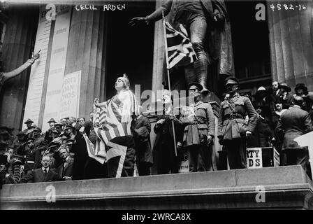 Cecil Arden, Foto zeigt Cecil Arden (1894–1989), einen amerikanischen Mezzosopran und Kontraaltsänger, der bei einer Liberty Bond-Kundgebung aus dem Ersten Weltkrieg vor der Federal Hall in der Wall Street in New York City auftritt. Arden sang „God Save the King“. Hinter Arden steht Rabbiner Stephen S. Wise. 1918. Mai, Weltkrieg, 1914-1918, Glasnegative, 1 negativ: Glas Stockfoto