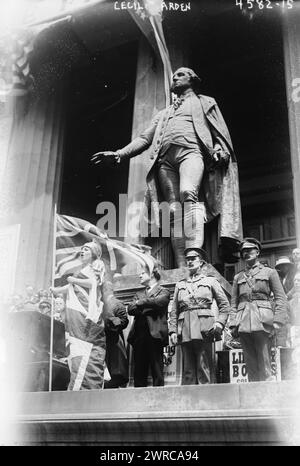 Cecil Arden, Foto zeigt Cecil Arden (1894–1989), einen amerikanischen Mezzosopran und Kontraaltsänger, der bei einer Liberty Bond-Kundgebung aus dem Ersten Weltkrieg vor der Federal Hall in der Wall Street in New York City auftritt. Arden sang „God Save the King“. Hinter Arden steht Rabbiner Stephen S. Wise. 1918. Mai, Weltkrieg, 1914-1918, Glasnegative, 1 negativ: Glas Stockfoto